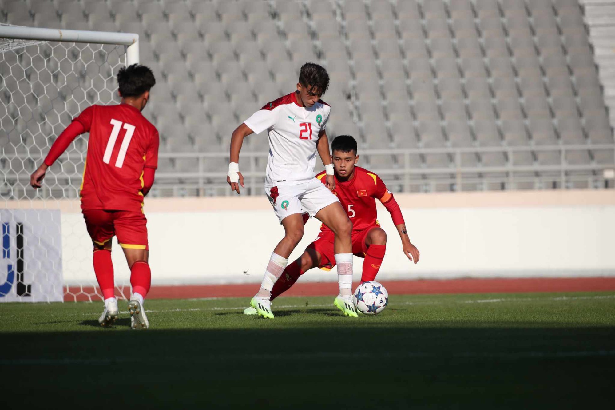U.18 Việt Nam thua đậm lứa trẻ cực mạnh của đội vào bán kết World Cup 2022 - Ảnh 4.