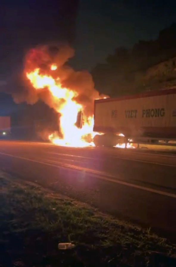 Cháy đầu xe đầu kéo trên cao tốc La Sơn – Túy Loan, tài xế thoát nạn - Ảnh 1.