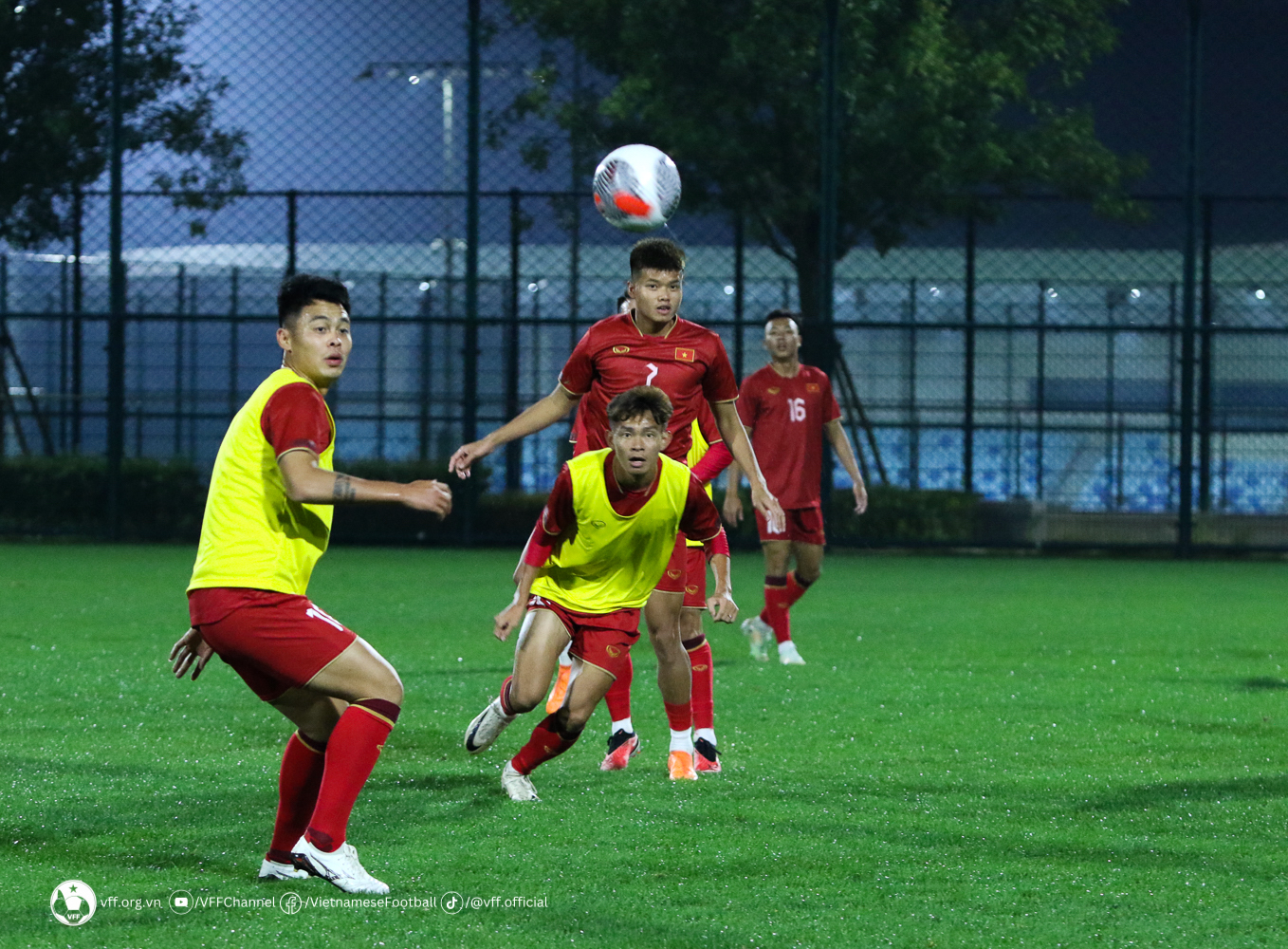 Đội tuyển Việt Nam tìm lại nụ cười, HLV Troussier chốt phương án với đội Uzbekistan - Ảnh 7.