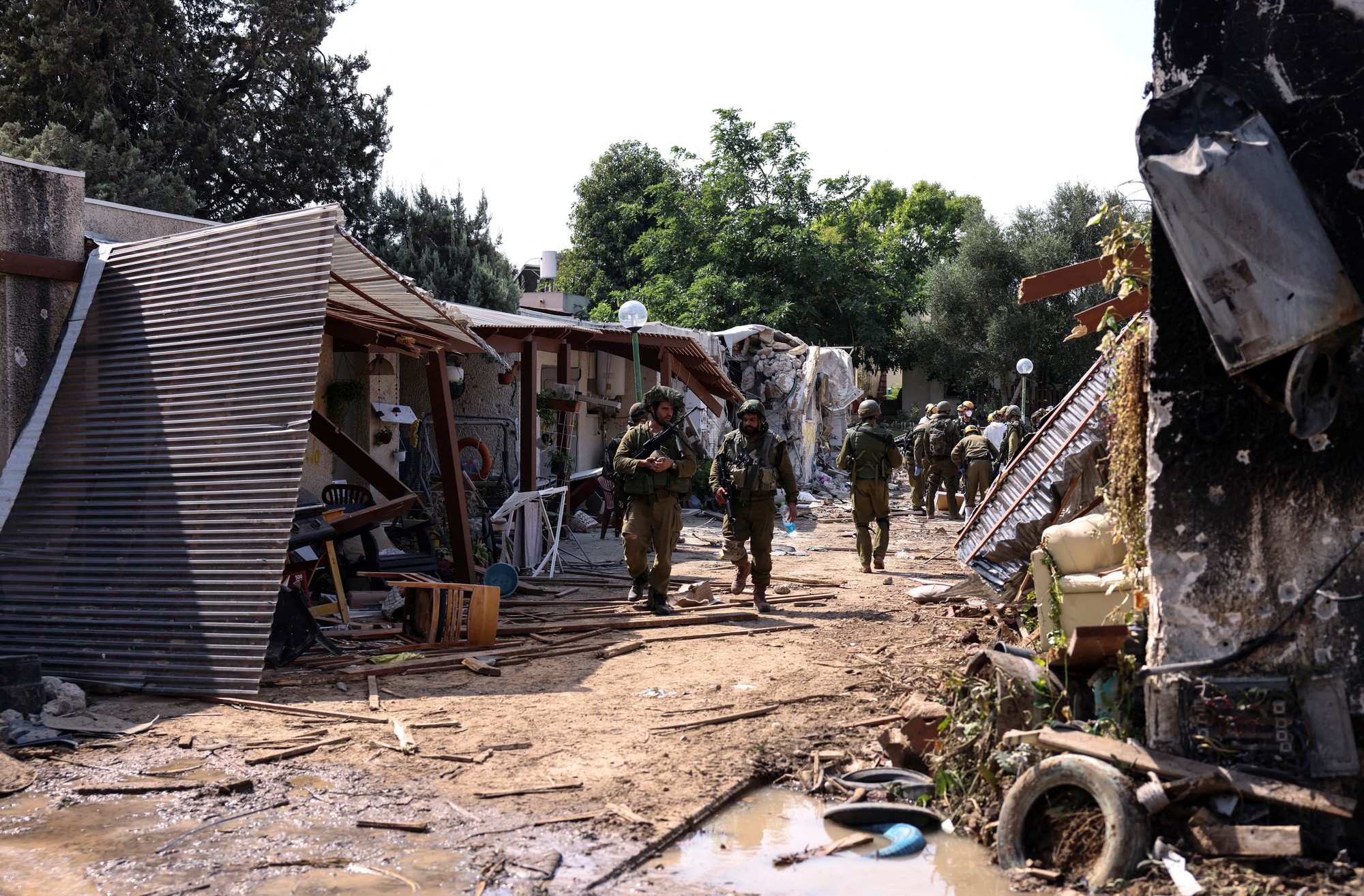 Thi thể chất đầy trang trại tập thể của Israel bị Hamas tấn công - Ảnh 1.