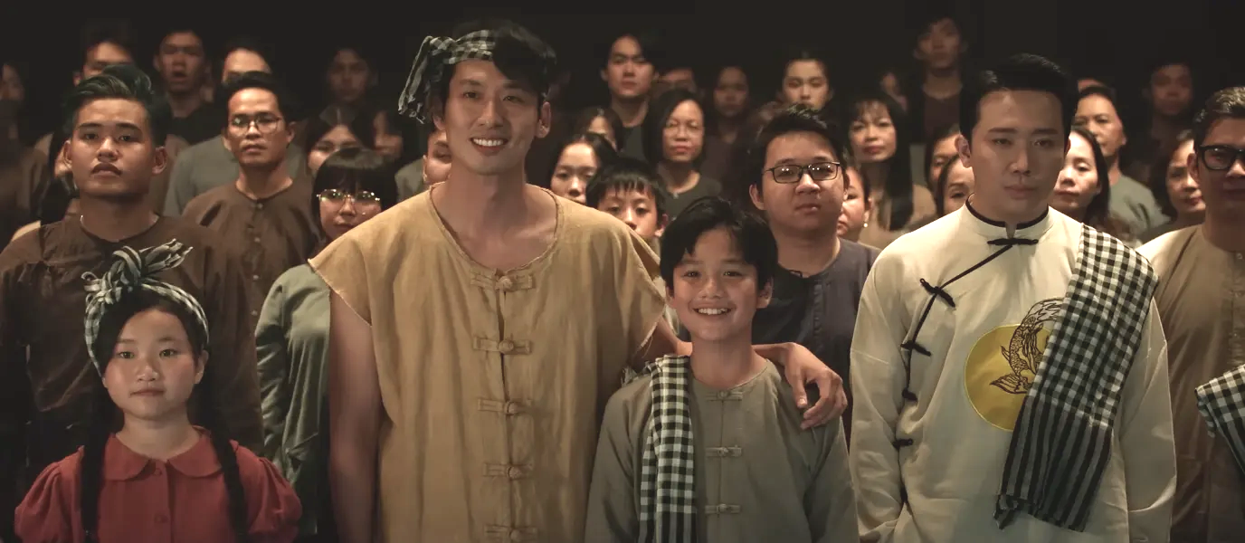 Tranh cãi trang phục của Trấn Thành trong MV nhạc phim 'Đất rừng phương nam' - Ảnh 1.