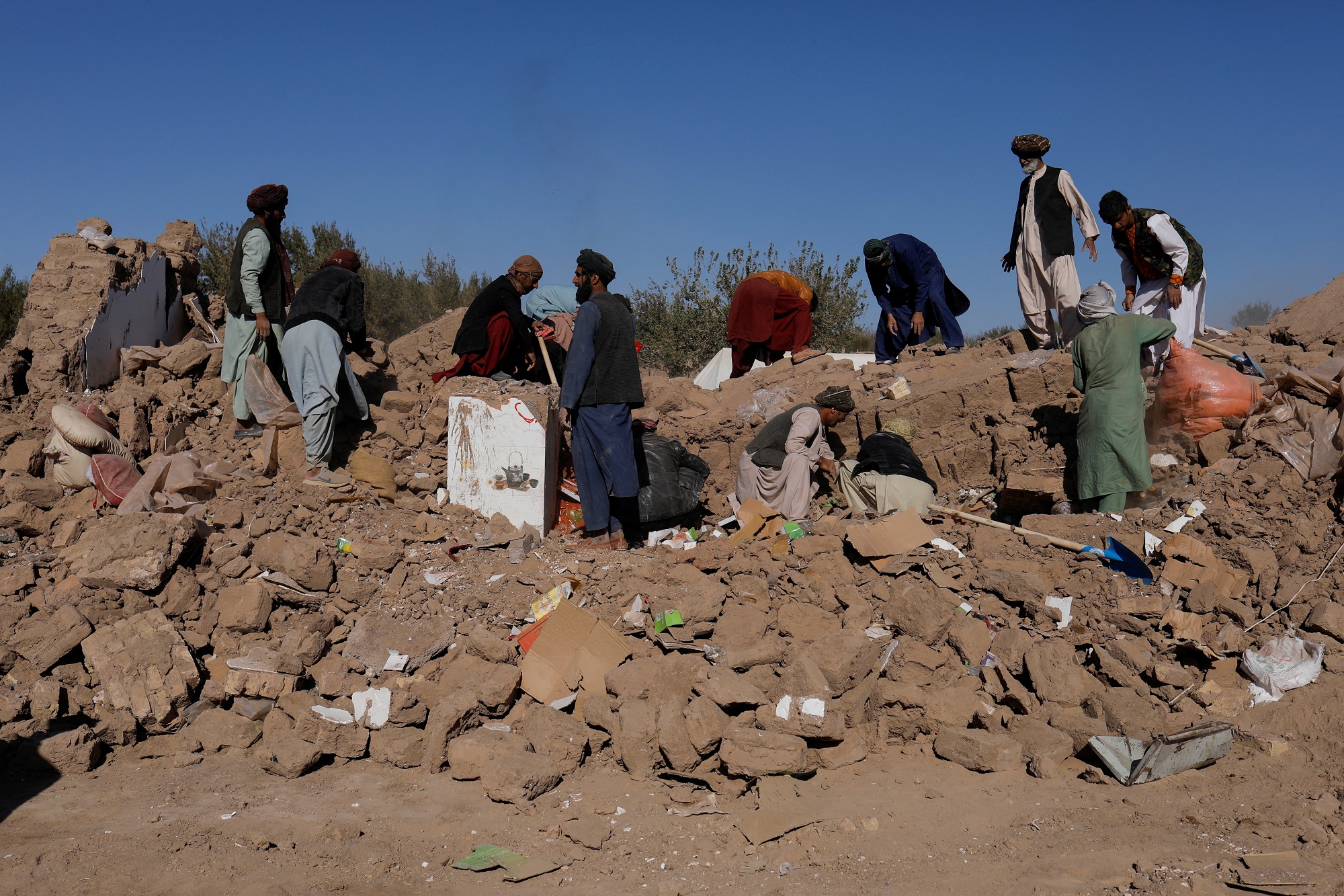 Afghanistan lại hứng động đất mạnh sau thảm họa khiến hơn 2.000 người chết - Ảnh 1.
