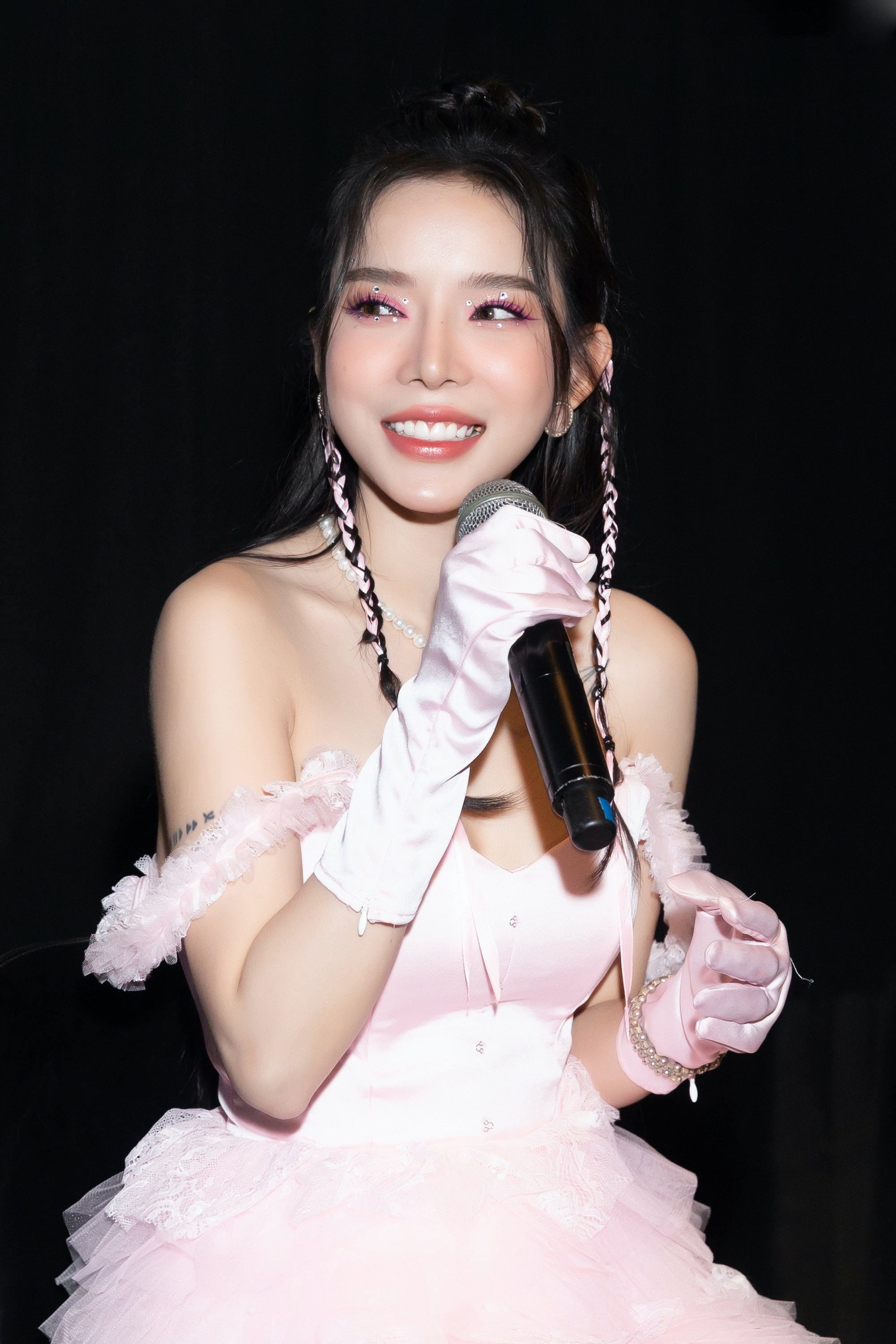 Trường Giang, Anh Tú đến chúc mừng LyLy ra album - Ảnh 11. Trường Giang, Anh Tú đến chúc mừng LyLy ra album - Ảnh 11.