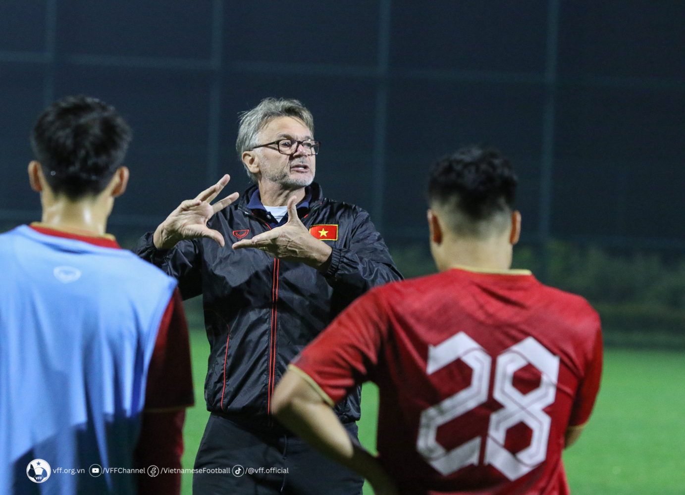 Hôm nay, đội tuyển Việt Nam đấu Uzbekistan: HLV Troussier chốt nhân sự gặp Hàn Quốc - Ảnh 1.