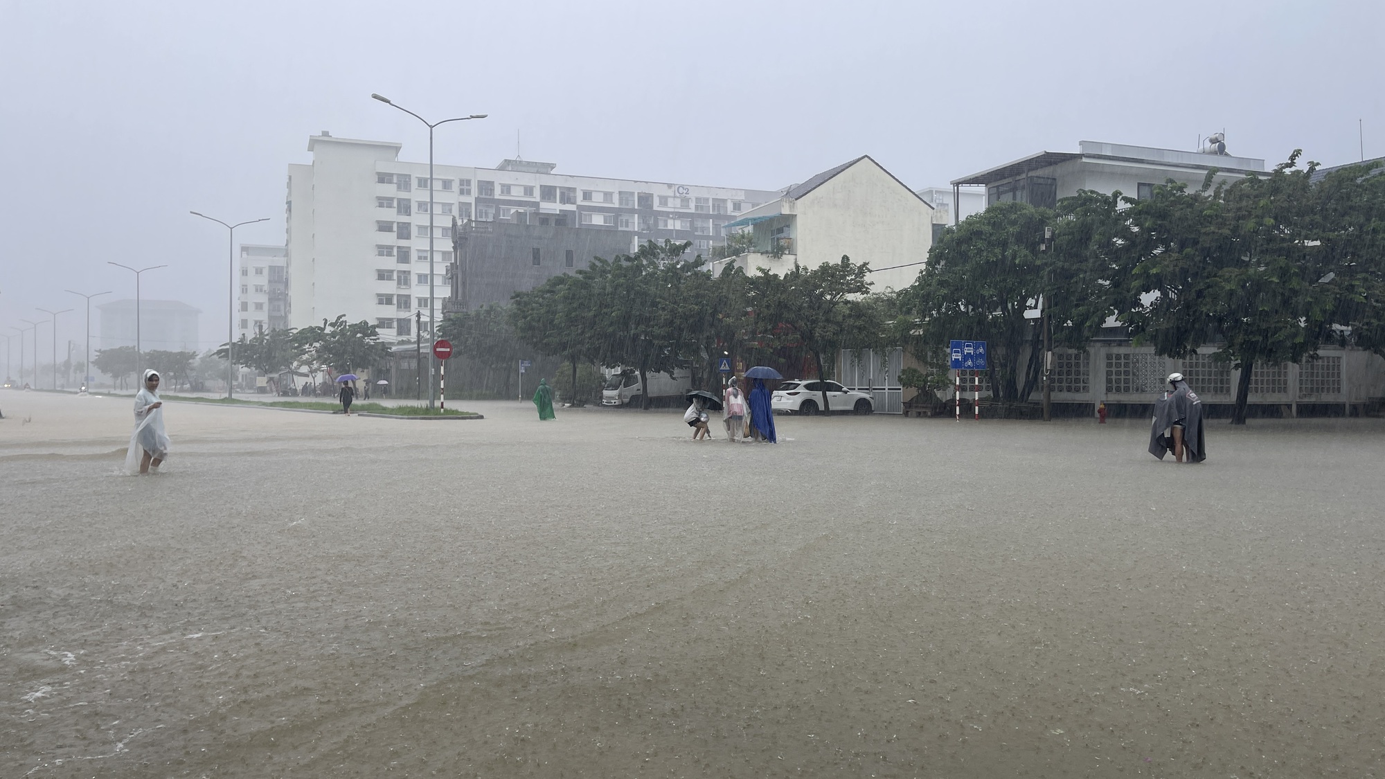 TP.Huế nhiều nơi ngập sâu, di chuyển sinh viên ra khỏi vùng lũ - Ảnh 9.