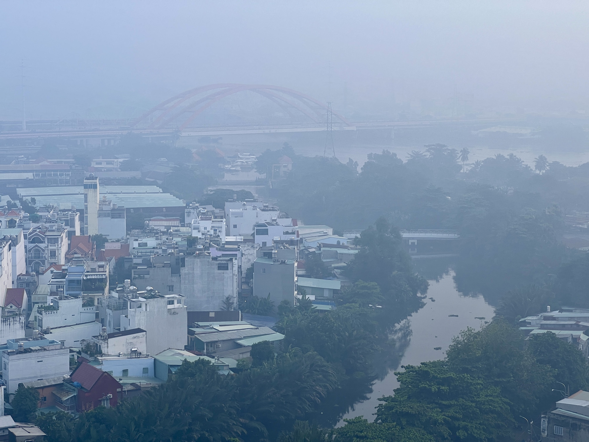 Thời tiết TP.HCM se lạnh sáng nay, 'sương mù' mờ ảo như Đà Lạt - Ảnh 2. Thời tiết TP.HCM se lạnh sáng nay, 'sương mù' mờ ảo như Đà Lạt - Ảnh 2.