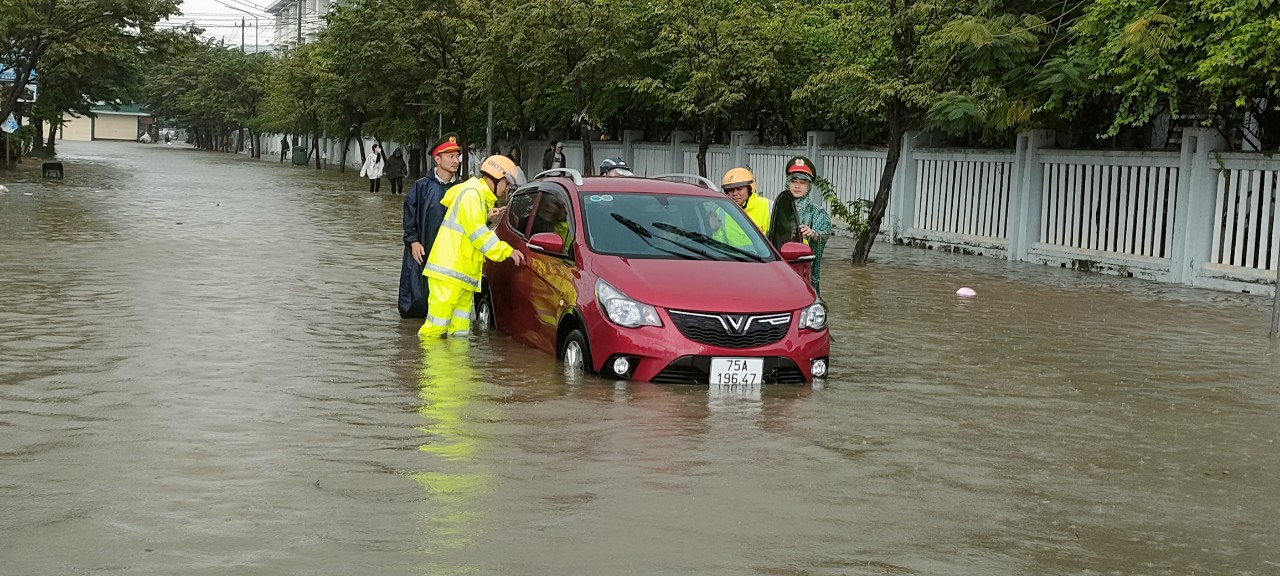 TP.Huế nhiều nơi ngập sâu, di chuyển sinh viên ra khỏi vùng lũ - Ảnh 2.