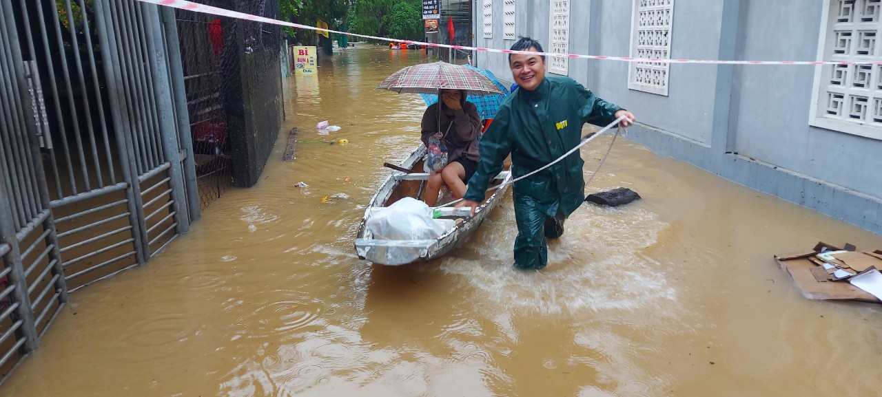 TP.Huế nhiều nơi ngập sâu, di chuyển sinh viên ra khỏi vùng lũ - Ảnh 6.