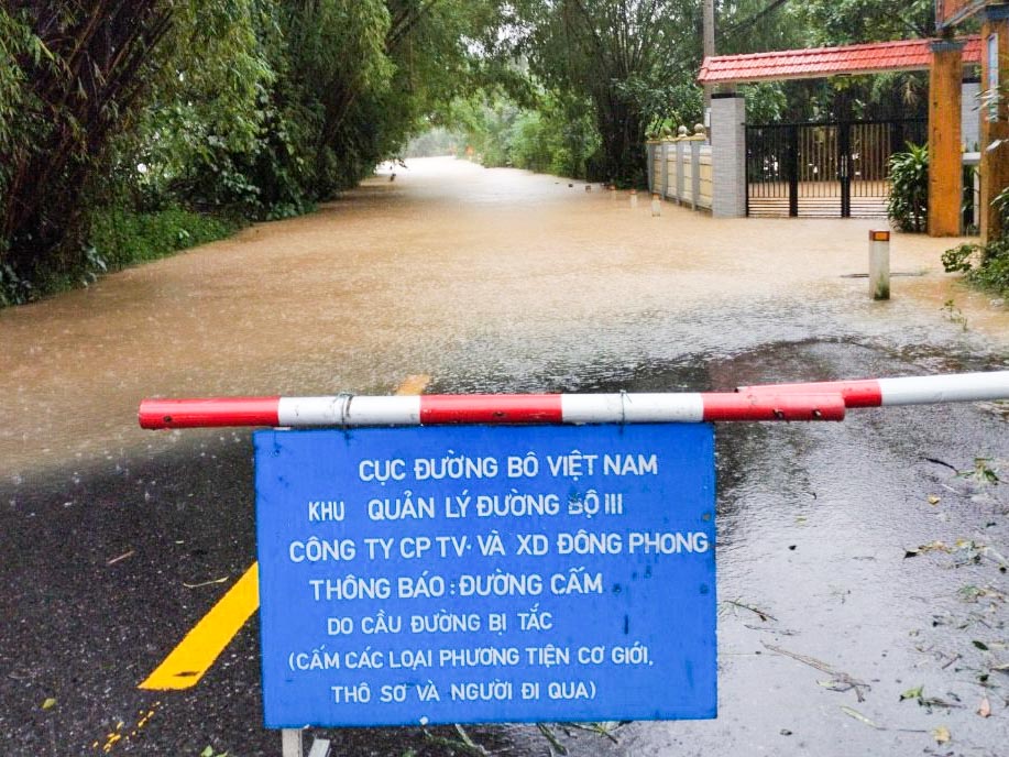 Đà Nẵng: Giao thông bị chia cắt, đá lăn nguy hiểm núi Sơn Trà   - Ảnh 1.