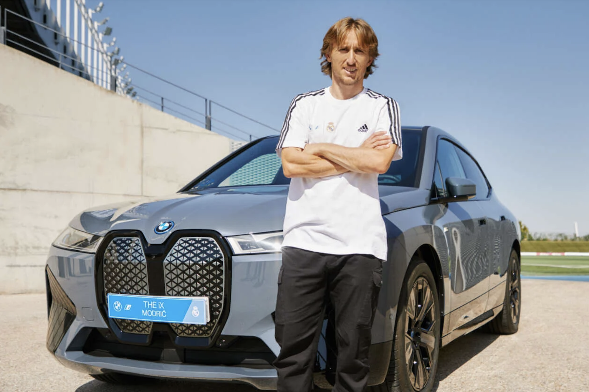 BMW tặng hàng chục chiếc ô tô điện cho dàn cầu thủ Real Madrid