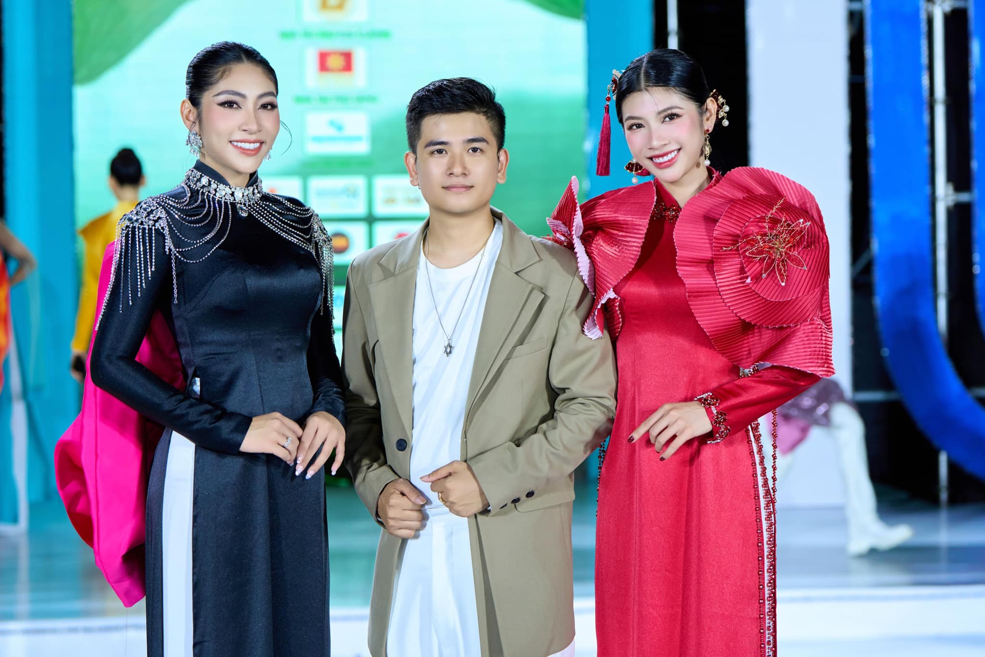 Hoa hậu Đặng Thu Thảo khoe dáng trong show diễn áo dài - Ảnh 1.
