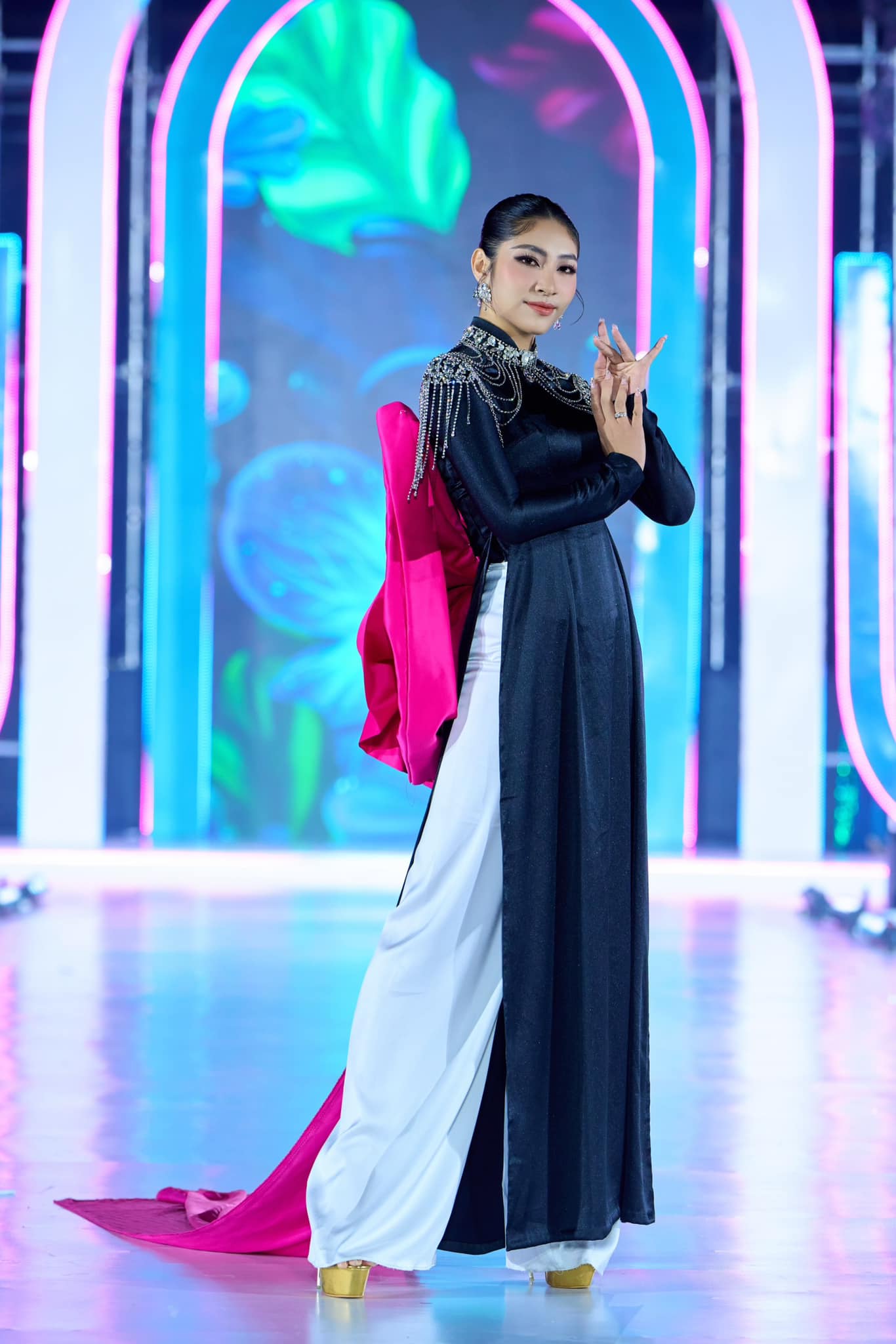 Hoa hậu Đặng Thu Thảo khoe dáng trong show diễn áo dài - Ảnh 3.