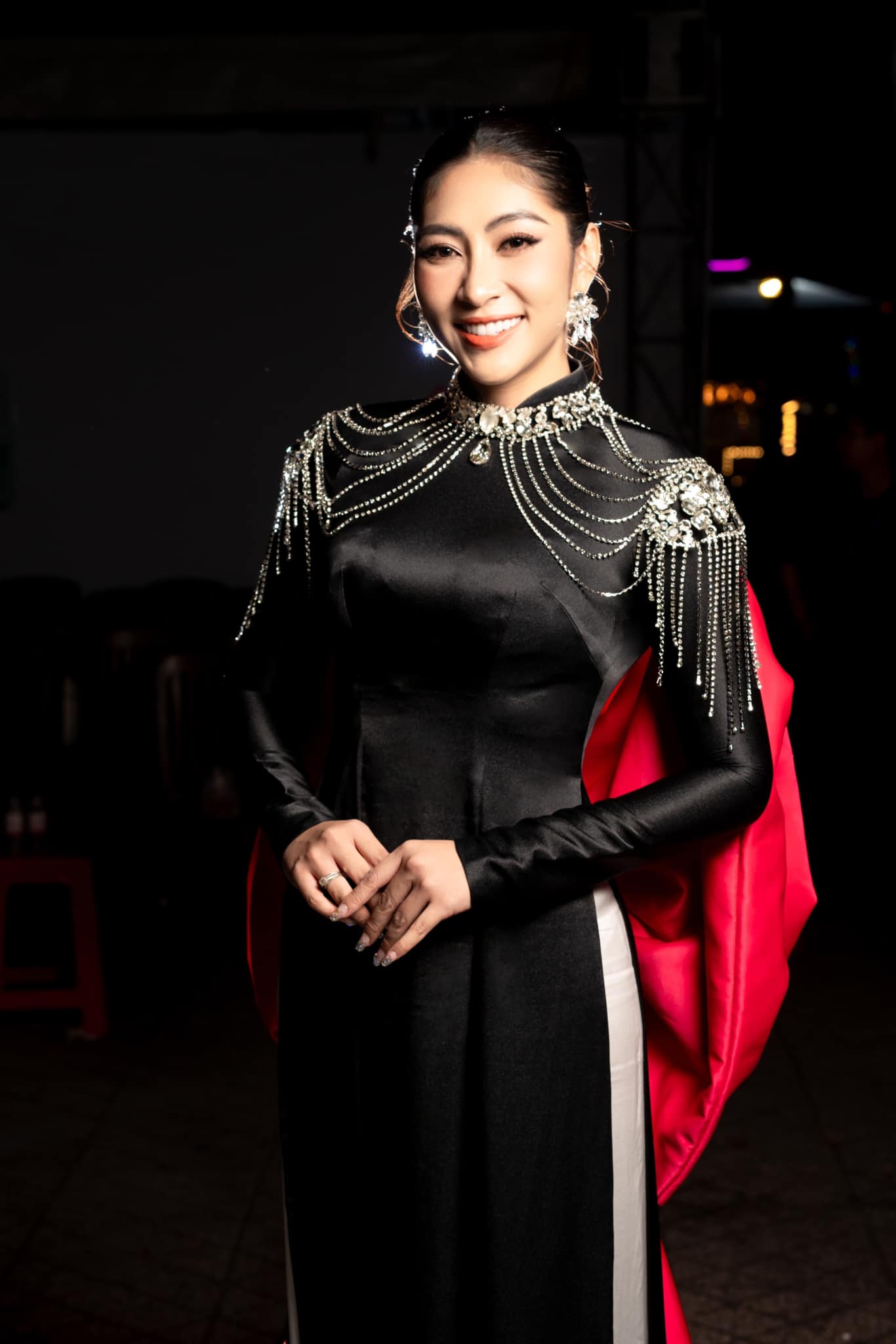 Hoa hậu Đặng Thu Thảo khoe dáng trong show diễn áo dài - Ảnh 2.