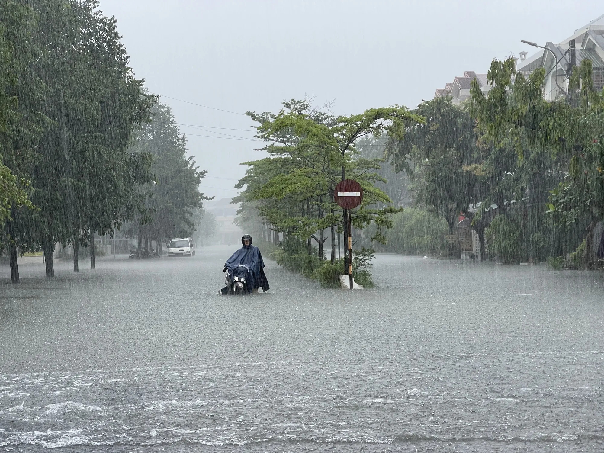 Mưa chồng mưa, lũ chồng lũ, miền Trung ứng phó ra sao?