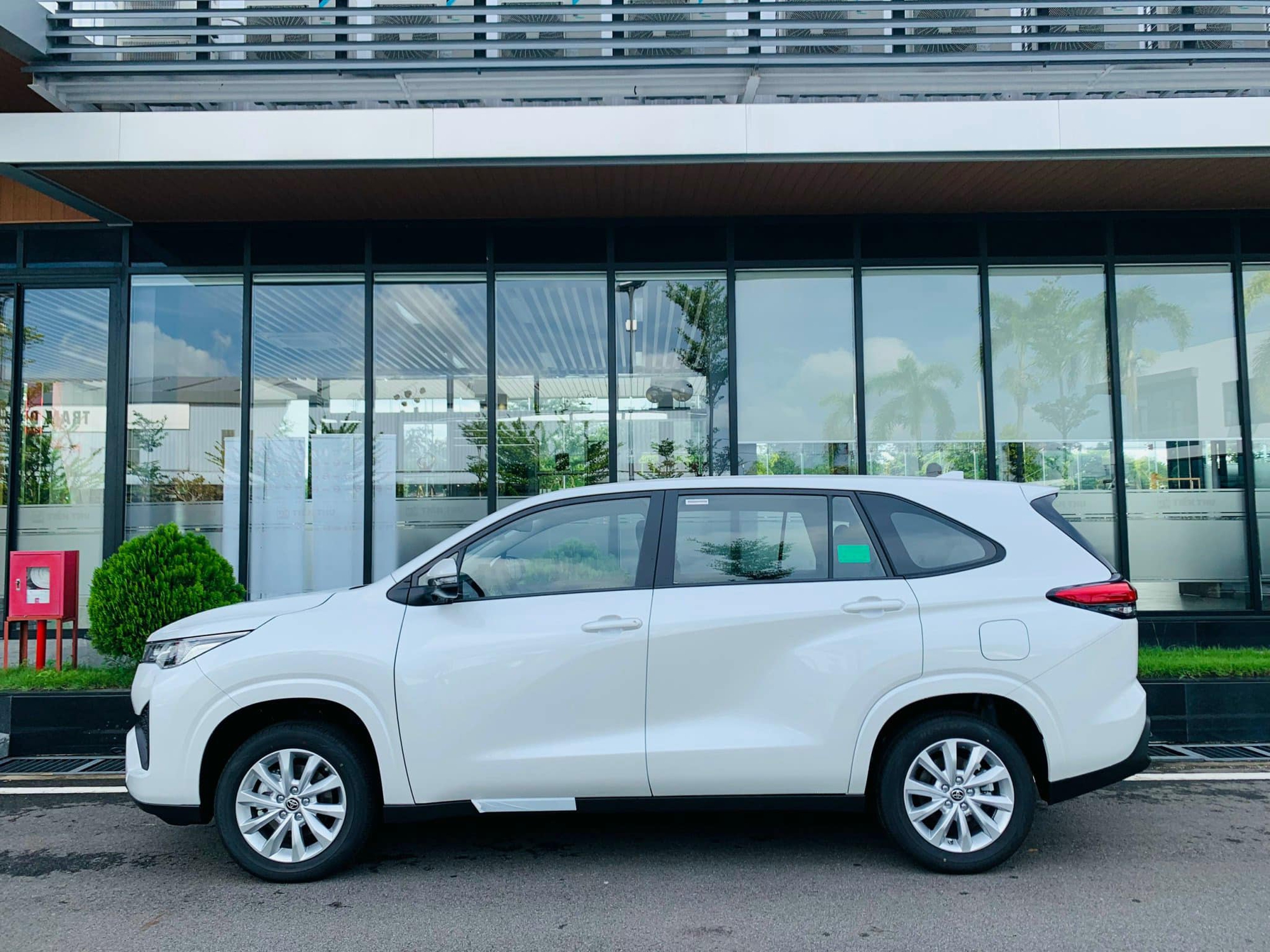 Innova Cross 2.0V: Bản máy xăng phù hợp gia đình & dịch vụ Nội thất Toyota Innova Cross 2.0V rộng rãi 7 chỗ