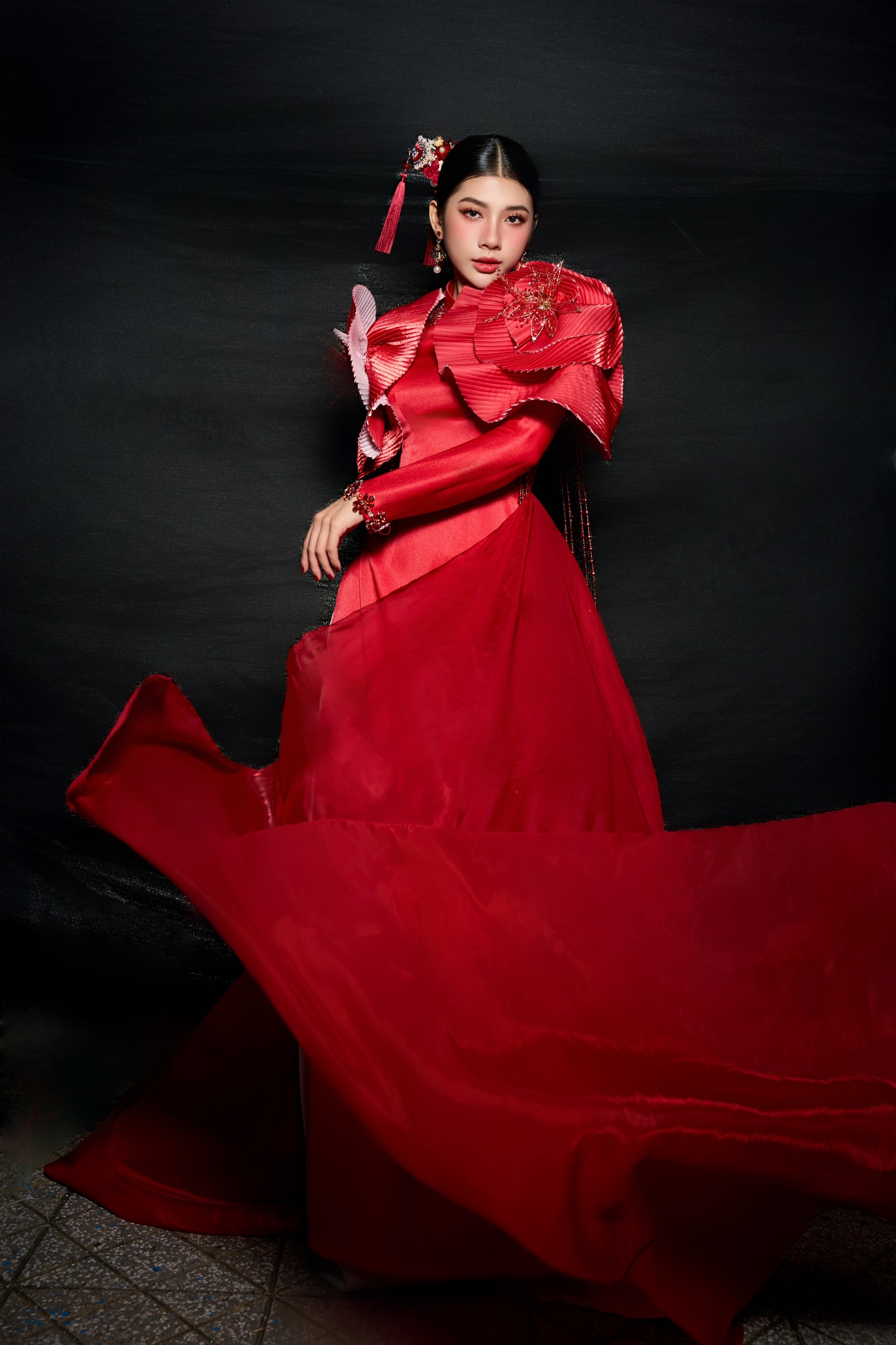 Hoa hậu Đặng Thu Thảo khoe dáng trong show diễn áo dài - Ảnh 4.