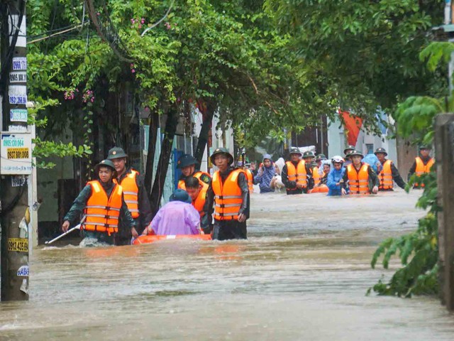 Miền Trung đối diện mưa chồng mưa, lũ chồng lũ, ứng  phó ra sao? - Ảnh 3.