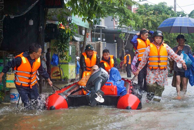 Tiếp tục cảnh báo cấp thiên tai cao nhất do mưa lớn ở Đà Nẵng, Huế - Ảnh 1.