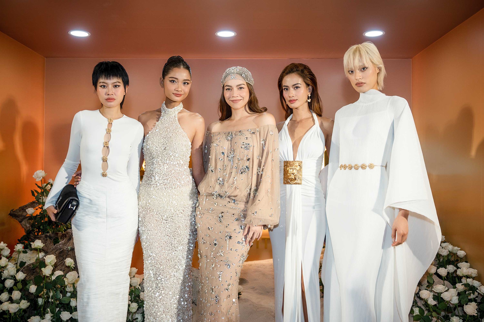 Hồ Ngọc Hà mặc quyến rũ, tình cảm bên Kim Lý - Ảnh 4. Hồ Ngọc Hà mặc quyến rũ, tình cảm bên Kim Lý - Ảnh 4.