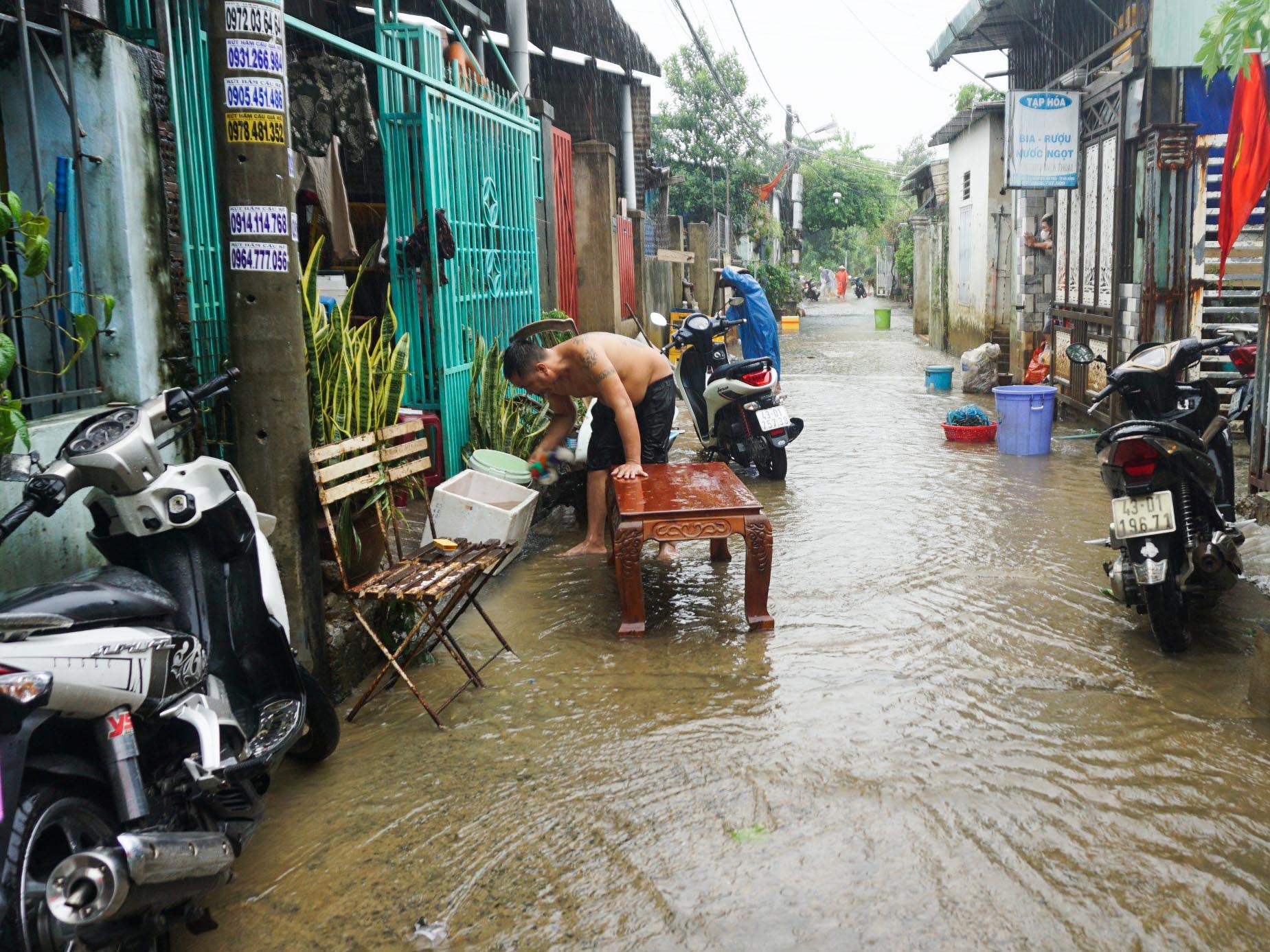 Mưa lũ Đà Nẵng: Trời ngớt mưa người dân nghẹn ngào vật lộn với bùn non - Ảnh 9.