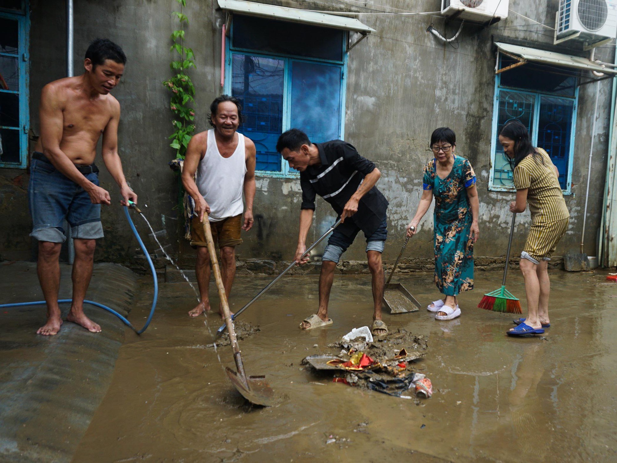 Mưa lũ Đà Nẵng: Trời ngớt mưa người dân nghẹn ngào vật lộn với bùn non - Ảnh 10.