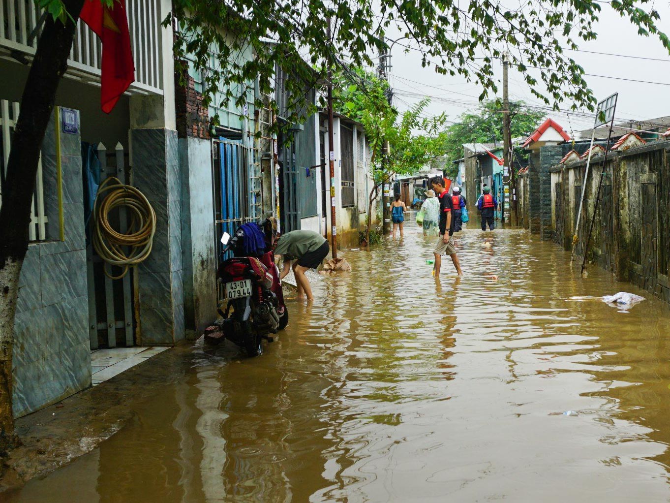 Mưa lũ Đà Nẵng: Trời ngớt mưa người dân nghẹn ngào vật lộn với bùn non - Ảnh 1.