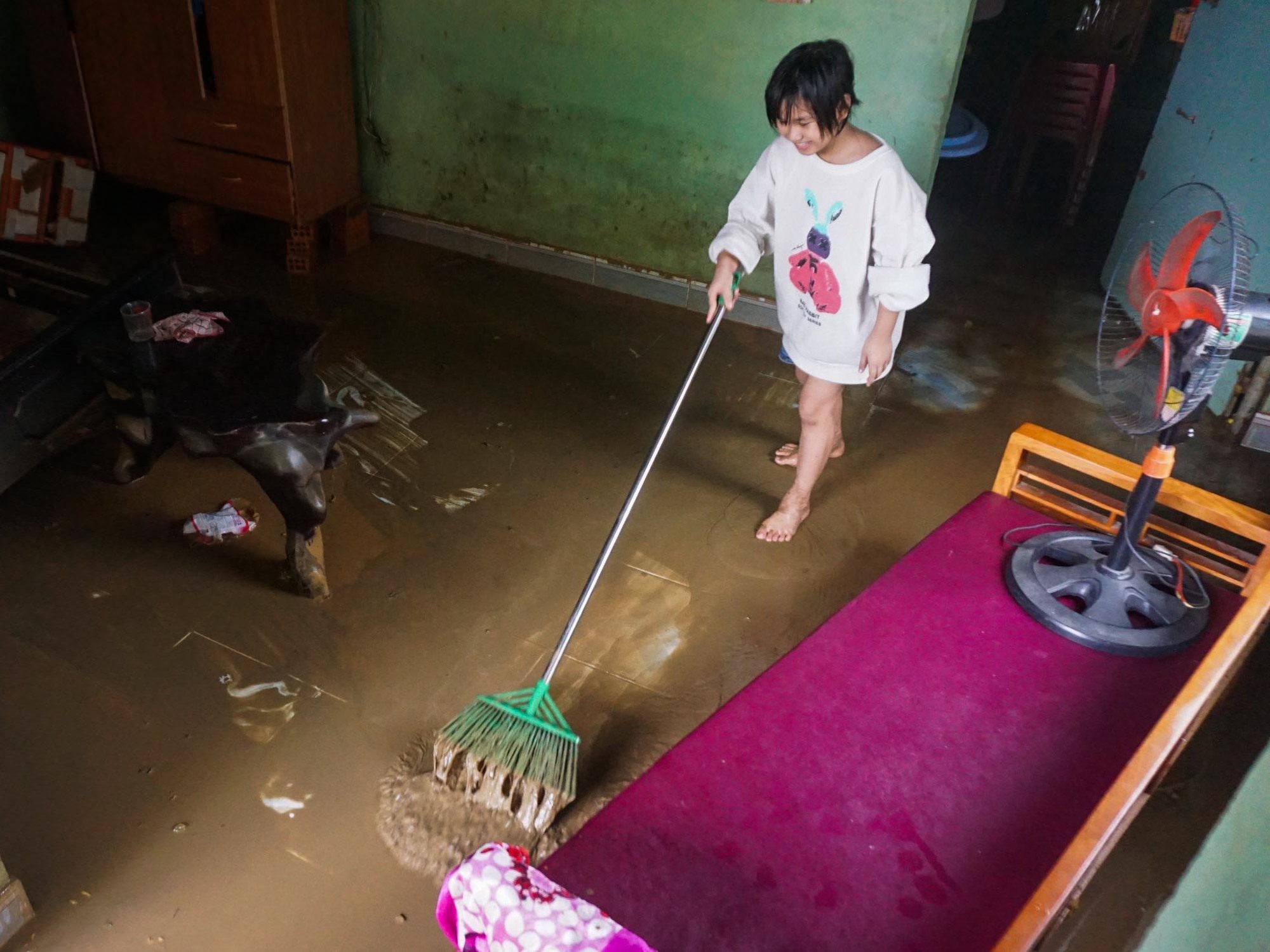 Mưa lũ Đà Nẵng: Trời ngớt mưa người dân nghẹn ngào vật lộn với bùn non - Ảnh 6.