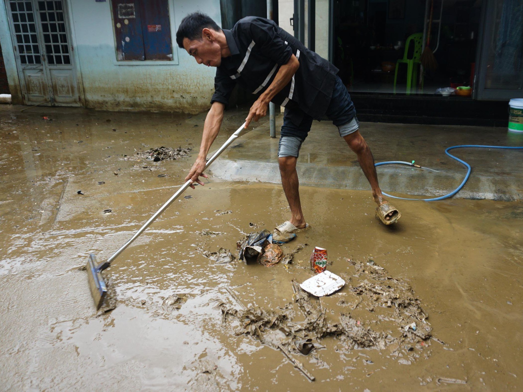 Mưa lũ Đà Nẵng: Trời ngớt mưa người dân nghẹn ngào vật lộn với bùn non - Ảnh 2.