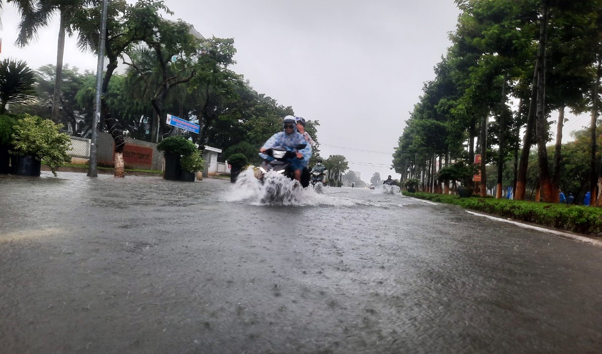 Quảng Nam: Mưa trắng trời, nhiều tuyến đường trên TP.Tam Kỳ biến thành sông - Ảnh 12.