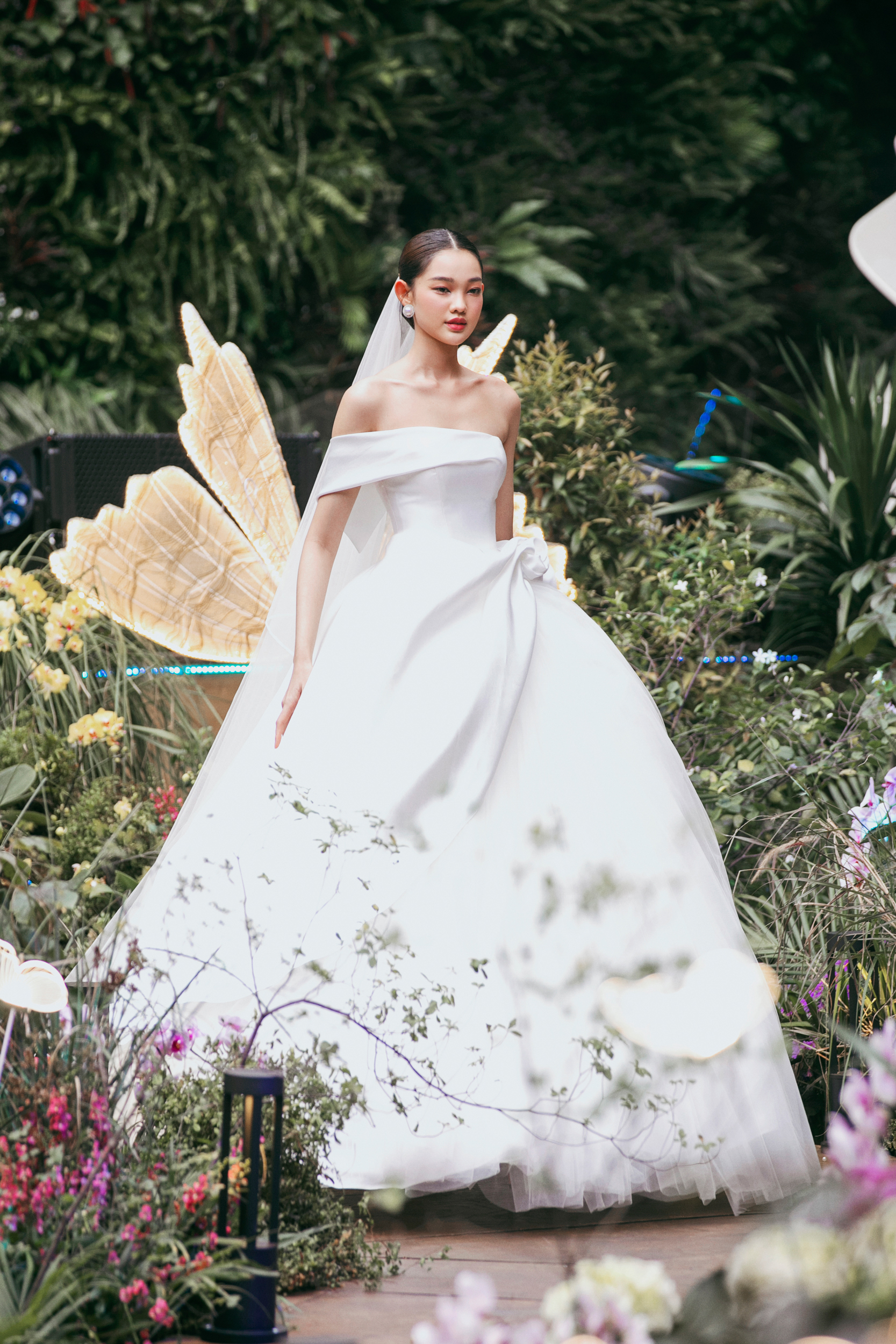 Hoa hậu Ngọc Châu quyến rũ khi mặc váy cưới - Ảnh 14.