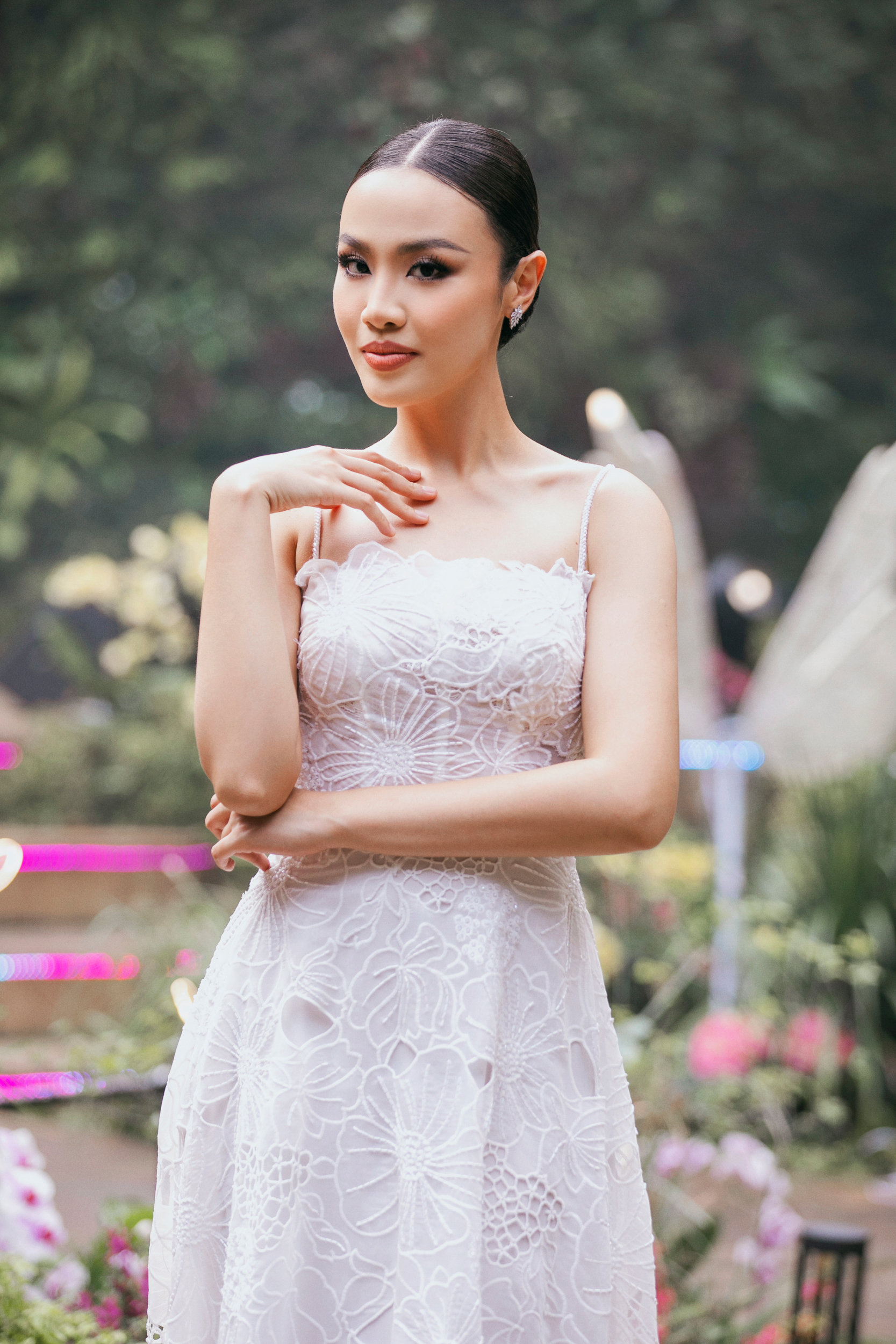 Hoa hậu Ngọc Châu quyến rũ khi mặc váy cưới - Ảnh 5.
