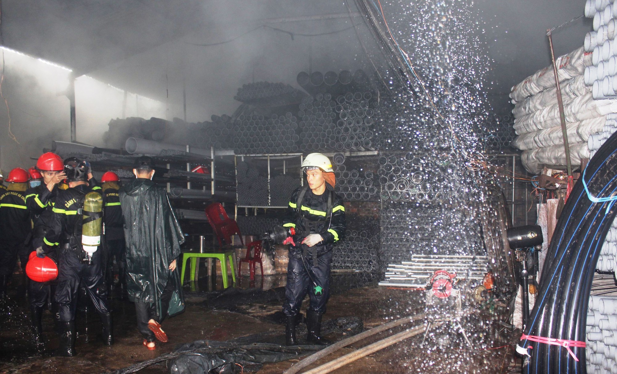 Cận cảnh hiện trường đám cháy lớn tại kho chứa hàng ở Quảng Nam - Ảnh 6.