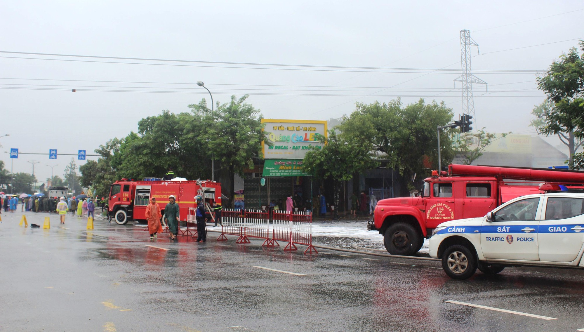 Cận cảnh hiện trường đám cháy lớn tại kho chứa hàng ở Quảng Nam - Ảnh 3.