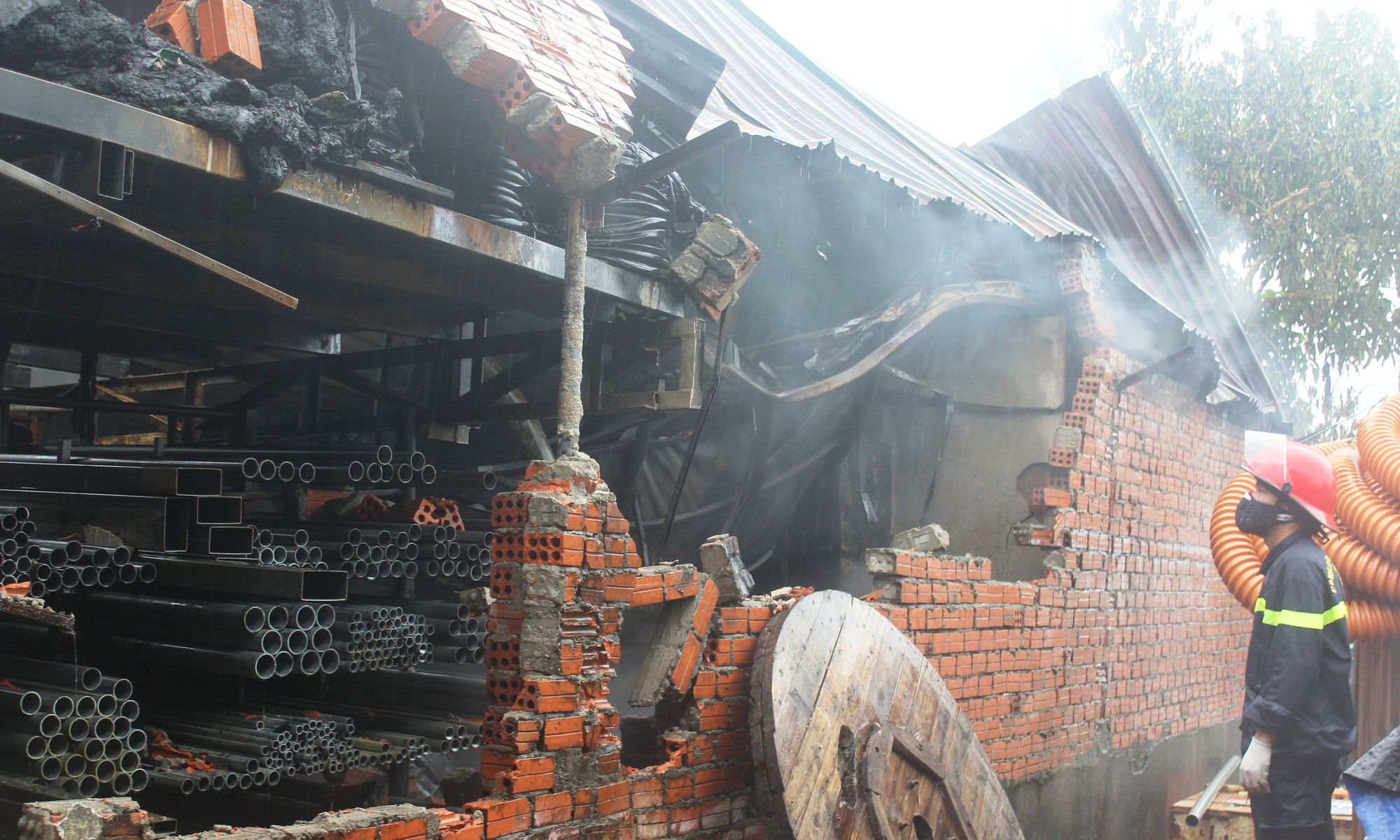 Cận cảnh hiện trường đám cháy lớn tại kho chứa hàng ở Quảng Nam - Ảnh 15.