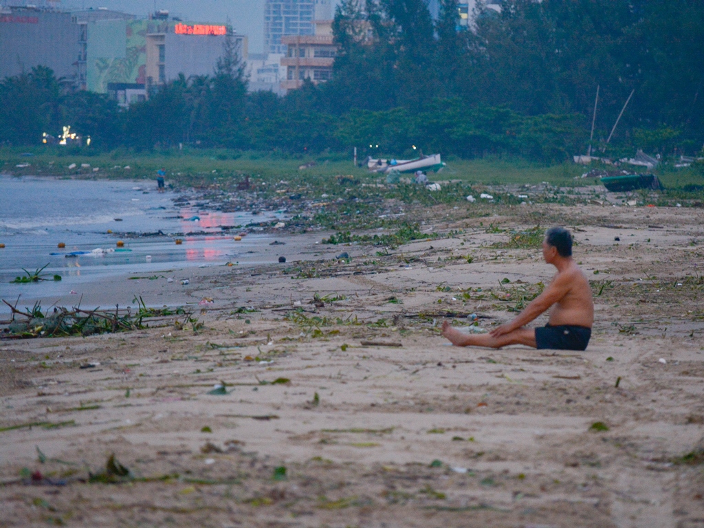 Ngổn ngang rác thải ở bờ biển Đà nẵng sau mưa lũ - Ảnh 5.