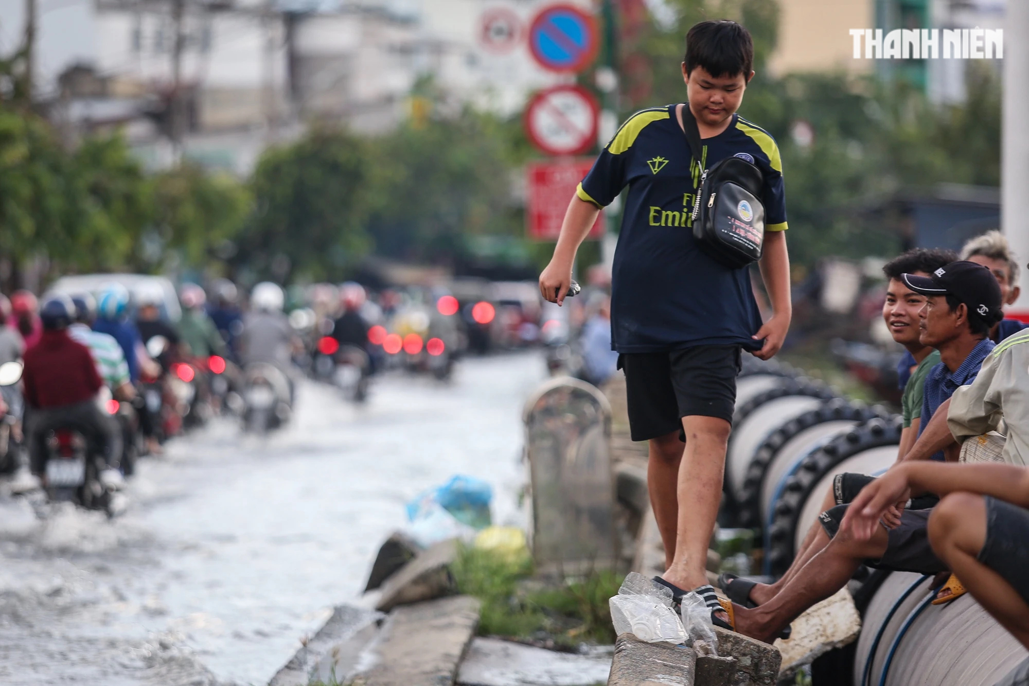 Triều cường dâng cao ở TP.HCM: Người dân lội nước nấu cơm tối - Ảnh 6.