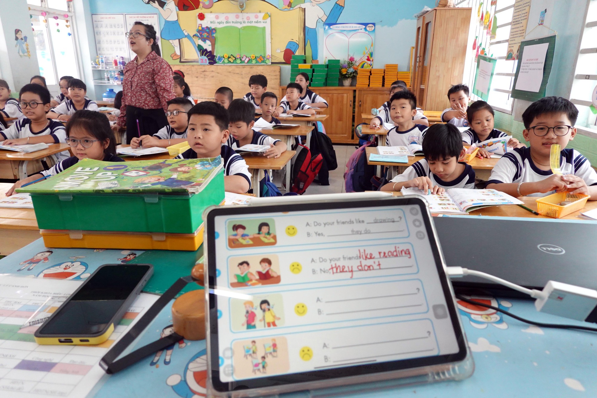 Chương trình giáo dục phổ thông mới: Vẫn thiếu từ máy tính tới giáo viên - Ảnh 3. Chương trình giáo dục phổ thông mới: Vẫn thiếu từ máy tính tới giáo viên - Ảnh 3.