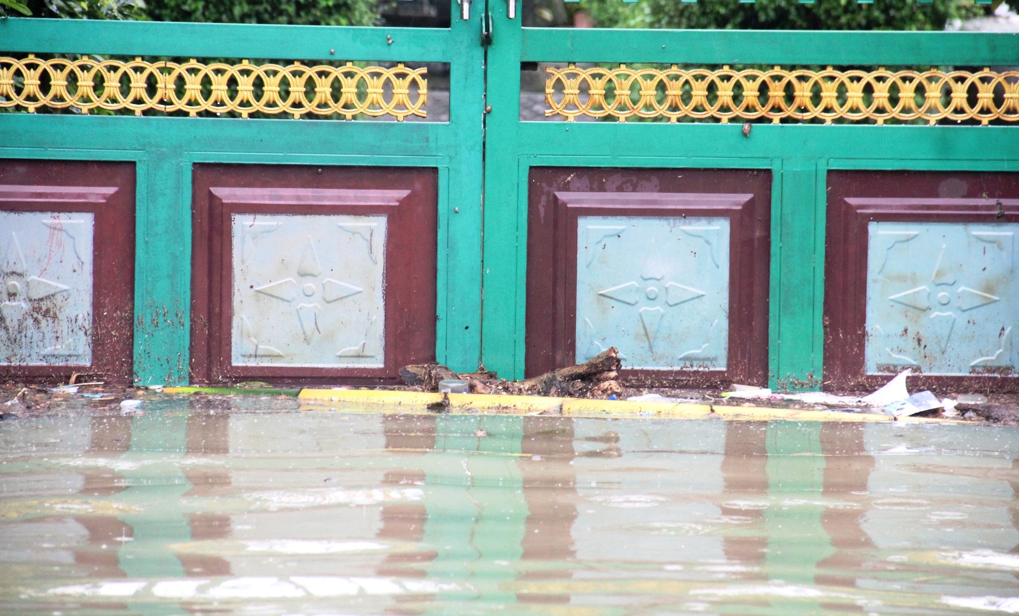 Quảng Nam: Nhiều nơi chìm trong biển nước, dân dùng ghe đi lại - Ảnh 9.