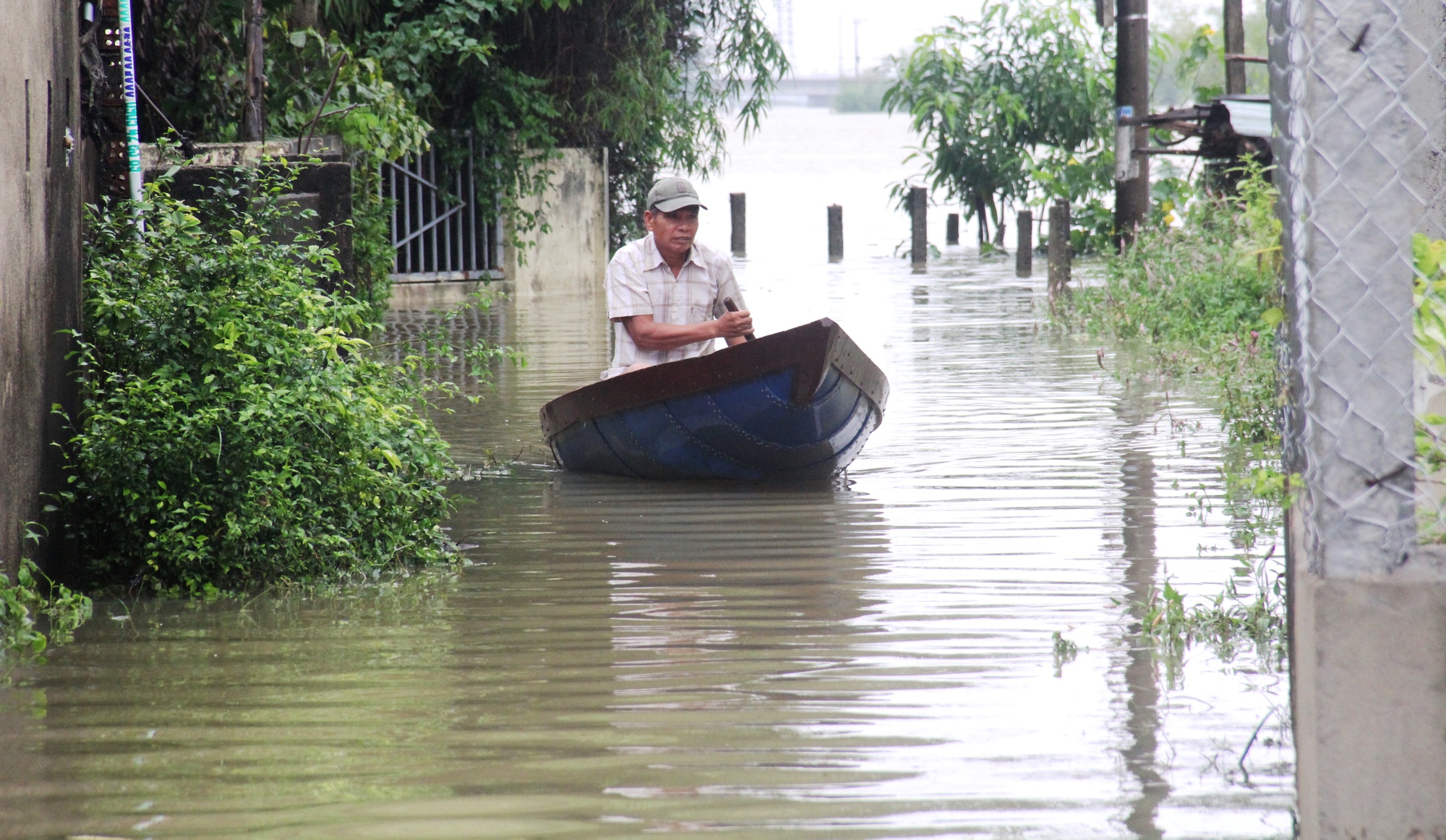 Quảng Nam: Nhiều nơi chìm trong biển nước, dân dùng ghe đi lại - Ảnh 7.