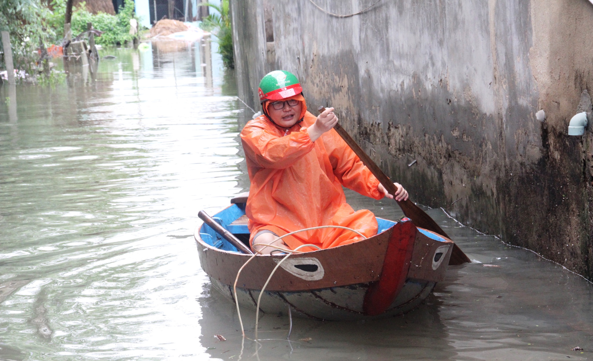 Quảng Nam: Nhiều nơi chìm trong biển nước, dân dùng ghe đi lại - Ảnh 15.
