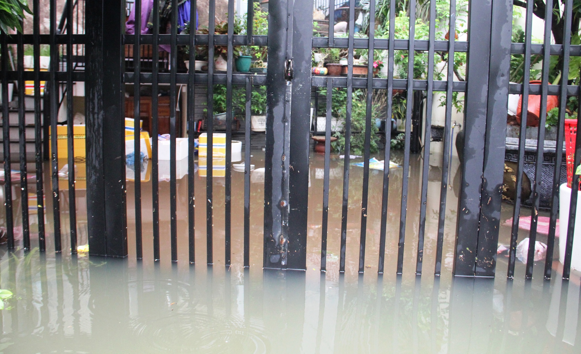 Quảng Nam: Nhiều nơi chìm trong biển nước, dân dùng ghe đi lại - Ảnh 8.