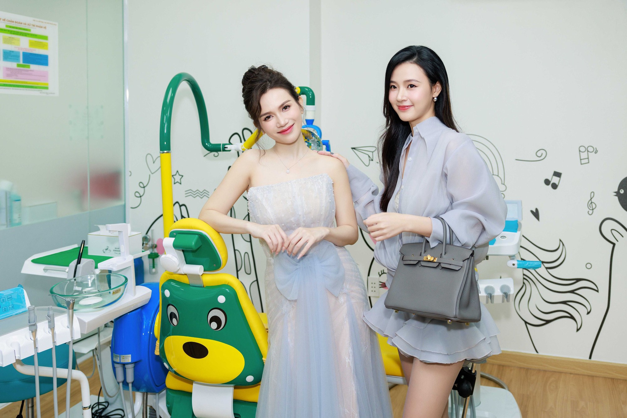 Midu thu hút với vẻ ngoài thanh lịch trong sự kiện của Sĩ Thanh - Ảnh 4. Midu thu hút với vẻ ngoài thanh lịch trong sự kiện của Sĩ Thanh - Ảnh 4.