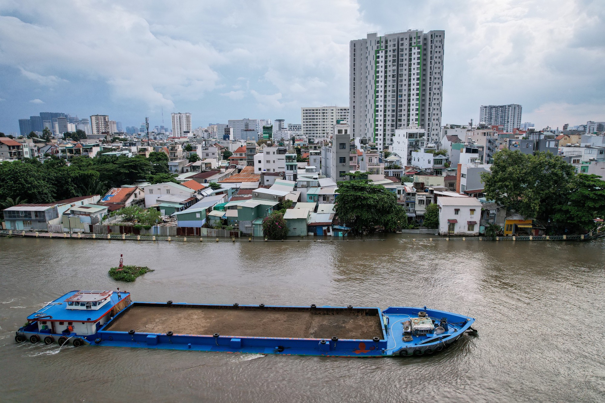 Triều cường gây ngập ở TP.HCM: Người dân vất vả di chuyển, nơm nớp sợ sạt lở - Ảnh 1.