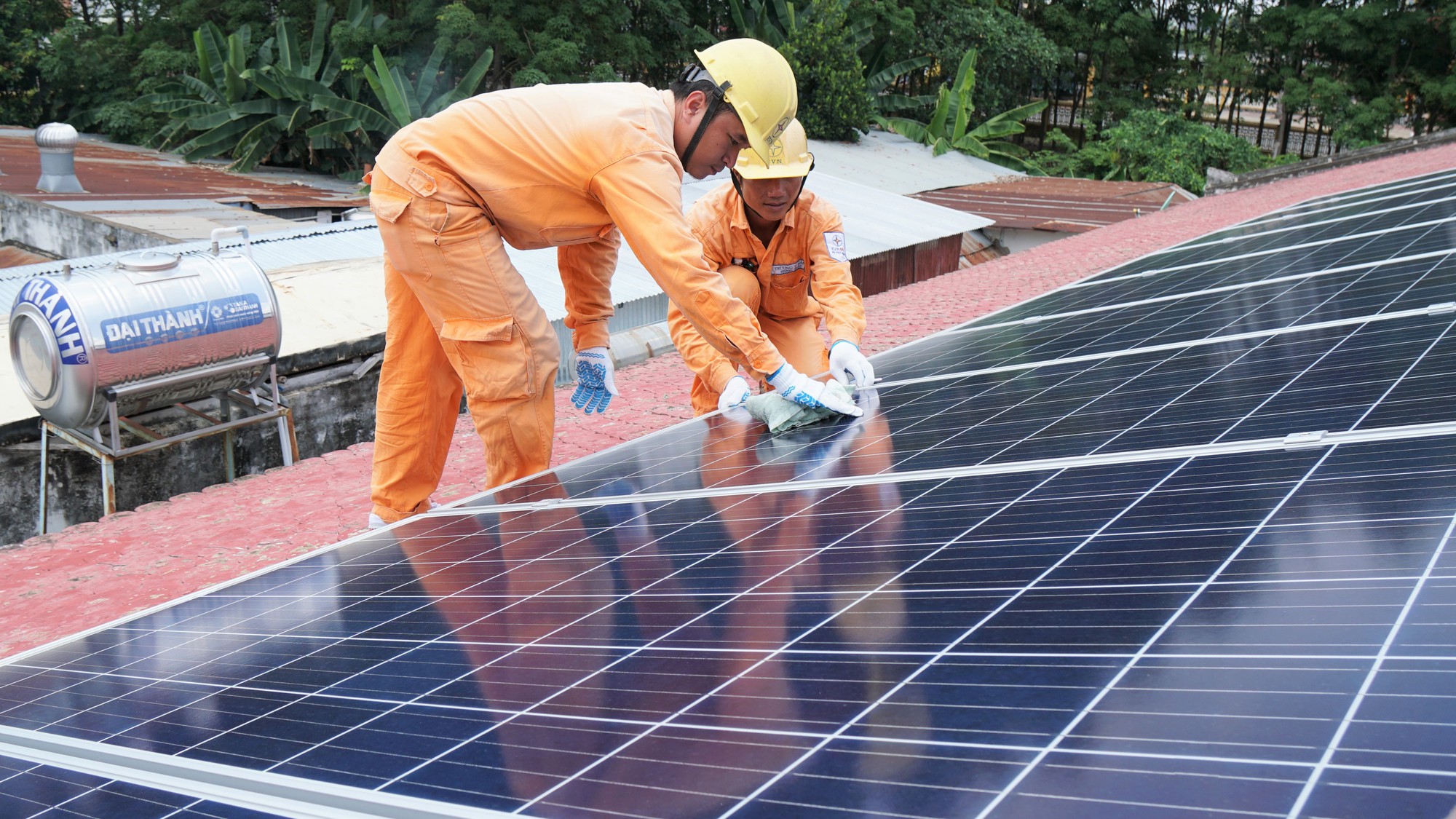 TP.HCM kiến nghị sớm có cơ chế mua bán điện mặt trời mái nhà - Ảnh 1.
