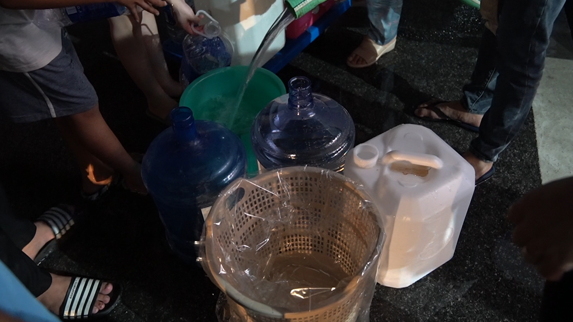 Chung cư bị cúp nước: Người dân bọc nilon sọt nhựa để hứng nước 'tiếp tế' - Ảnh 1.