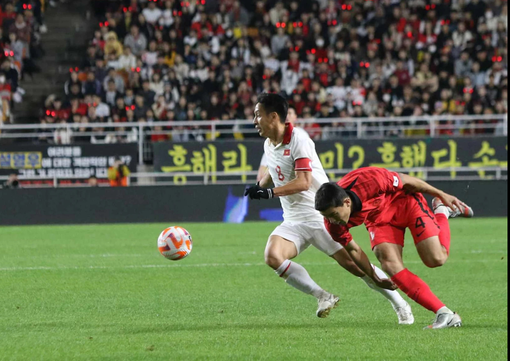 HLV Troussier: 'Đội tuyển Việt Nam đáng ra phải ghi 2 bàn vào lưới Hàn Quốc'  - Ảnh 1.