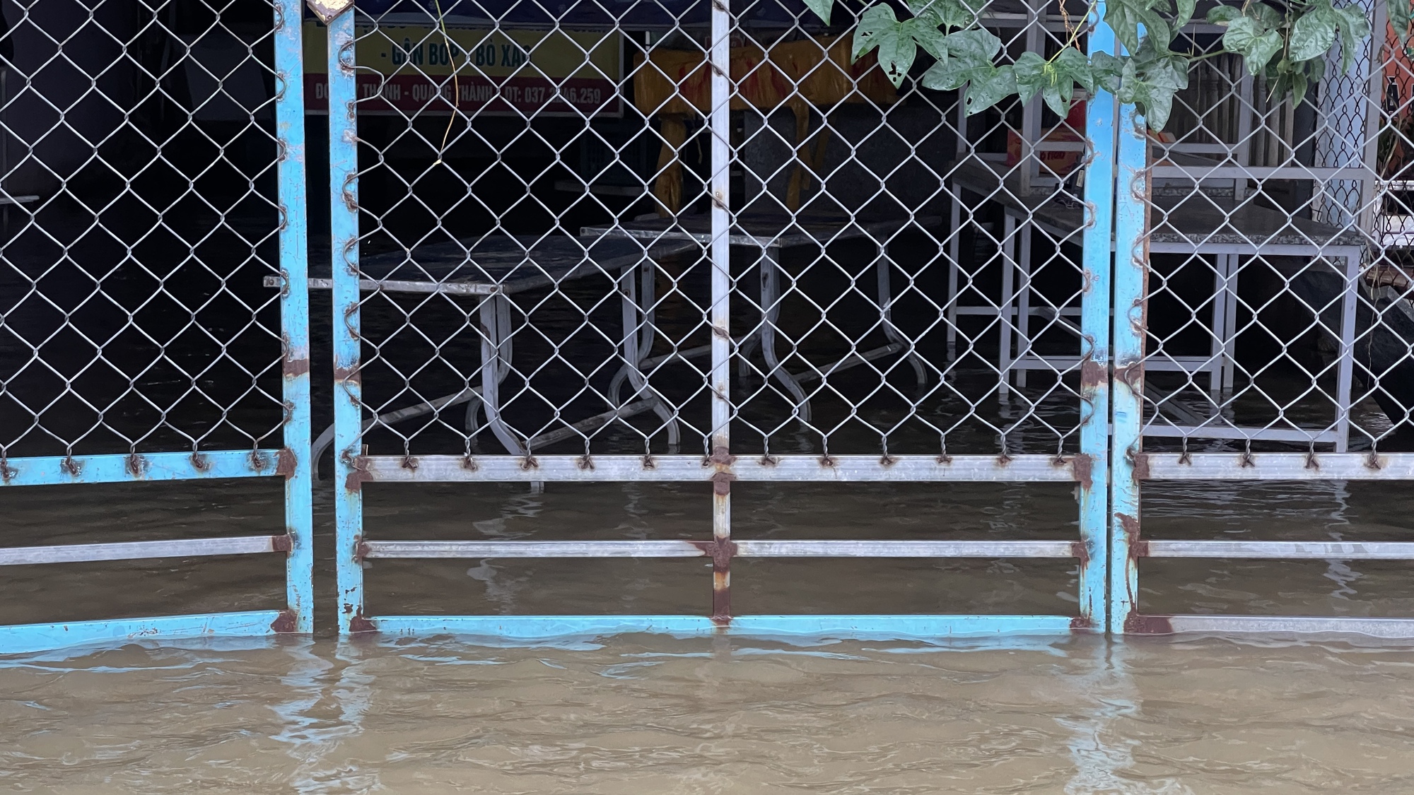 Nước chưa rút, người dân 'rốn lũ' Thừa Thiên – Huế nơm nớp lo mưa tiếp - Ảnh 2.