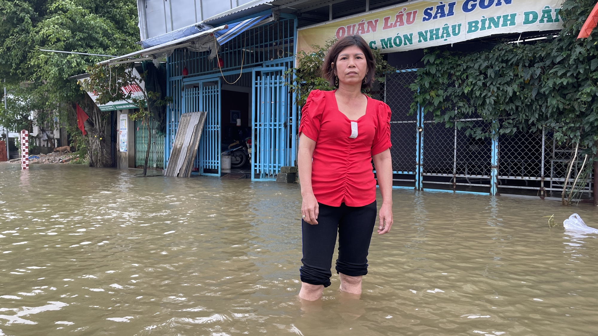 Nước chưa rút, người dân 'rốn lũ' Thừa Thiên – Huế nơm nớp lo mưa tiếp - Ảnh 1.