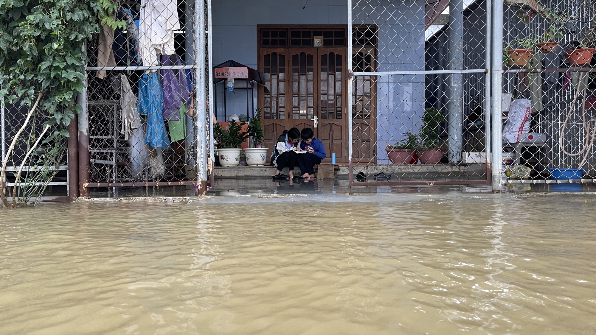 Nước chưa rút, người dân 'rốn lũ' Thừa Thiên – Huế nơm nớp lo mưa tiếp - Ảnh 3.