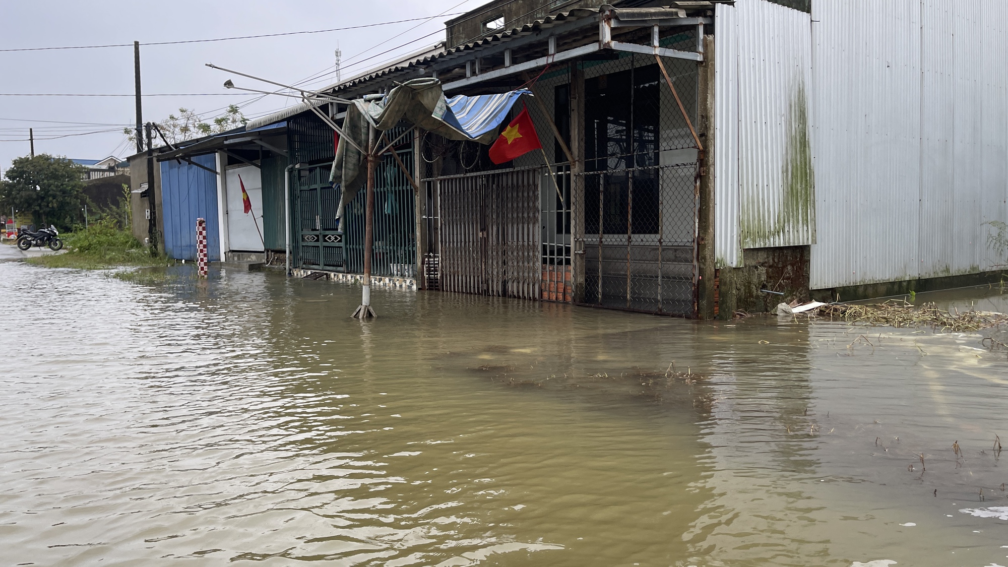 Nước chưa rút, người dân 'rốn lũ' Thừa Thiên – Huế nơm nớp lo mưa tiếp - Ảnh 4.